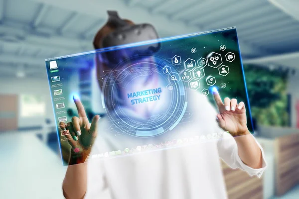 Business, Technologie, Internet und Netzwerkkonzept. Marketing-Inhalte. Geschäftsmann drückt auf einen Knopf Marketing-Strategie auf dem virtuellen Bildschirm Tablet Zukunft. — Stockfoto