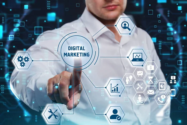 Zakelijk, Technologie, Internet en netwerkconcept. Marketing inhoud. Zakenman drukt op een knop Digital Marketing op het virtuele scherm tablet toekomst. — Stockfoto