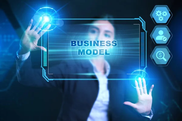 기업, 기술, 인터넷, 네트워크 개념입니다. 사업가가 미래의 가상 화면 태블릿에 단추 비즈니스 모델을 누른다. — 스톡 사진