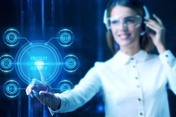 Seguridad cibernética Protección de datos Tecnología empresarial Concepto de privacidad. Empresario presiona un botón Proteja su identidad en el futuro tableta de pantalla virtual . —  Fotos de Stock