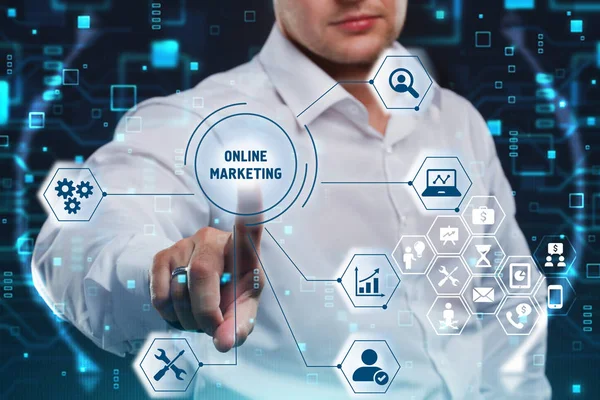 Üzleti, technológiai, internet és hálózati koncepció. Marketing tartalom. Üzletember megnyomja a gombot Online marketing a virtuális képernyőn tabletta jövő. — Stock Fotó