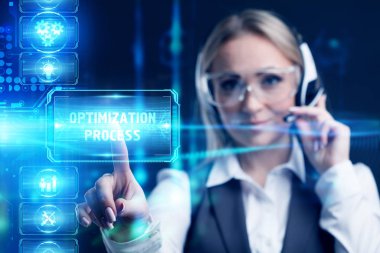 İş, Teknoloji, İnternet ve ağ konsepti. Pazarlama içeriği. İşadamı, sanal ekran tabletinin gelecekteki optimizasyon sürecinde bir düğmeye basar.