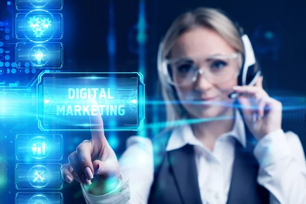 Zakelijk, Technologie, Internet en netwerkconcept. Marketing inhoud. Zakenman drukt op een knop Digital Marketing op het virtuele scherm tablet toekomst. — Stockfoto