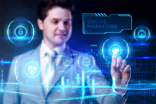Üzleti, technológiai, internet és hálózati koncepció. Marketing tartalom. Üzletember megnyomja a gombot Online marketing a virtuális képernyőn tabletta jövő. — Stock Fotó