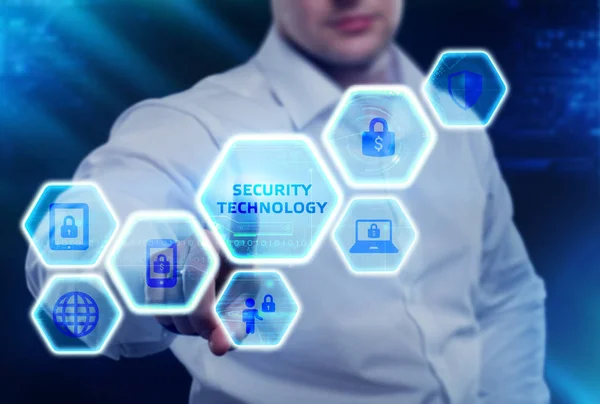 Seguridad cibernética protección de datos tecnología empresarial concepto de privacidad. Joven hombre de negocios seleccione el icono Tecnología de seguridad en la pantalla virtual. — Foto de Stock