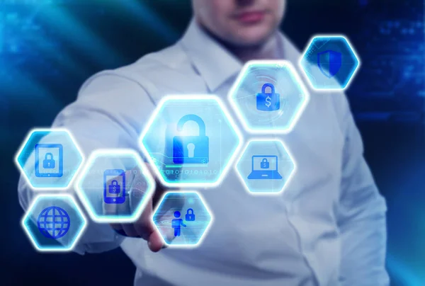 It-säkerhet dataskydd affärsteknik integritet koncept. Ung affärsman väljer ikonen säkerhet på den virtuella skärmen. — Stockfoto