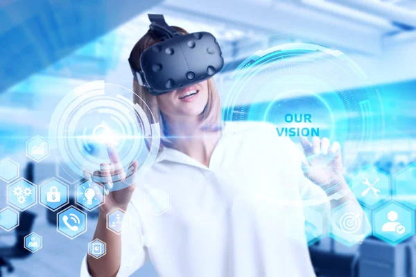 Negocios, Tecnología, Internet y concepto de red. Joven empresario trabajando en una pantalla virtual del futuro y ve la inscripción: Nuestra visión — Foto de Stock