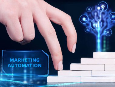 Pazarlama stratejisi planlıyorum. Ticari pazarlama stratejisi. İş, Teknoloji, İnternet ve ağ konsepti. Genç işadamı sözcüğü gösterdi: Pazarlama otomasyonu ss, Teknoloji, İnternet ve 