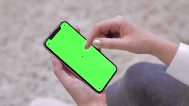 Mulher Usando Smartphone Assistindo Tela Verde Telefone Celular Internet Digital — Vídeo de Stock