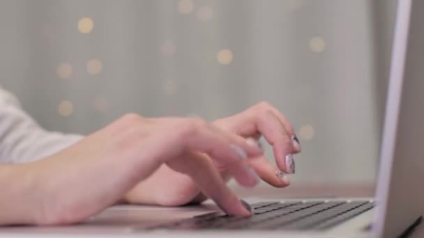 从事平板电脑工作的女商人 手提电脑键盘上的女性手类型触摸触摸板4K — 图库视频影像