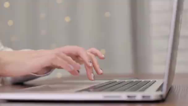 从事平板电脑工作的女商人 手提电脑键盘上的女性手类型触摸触摸板4K — 图库视频影像