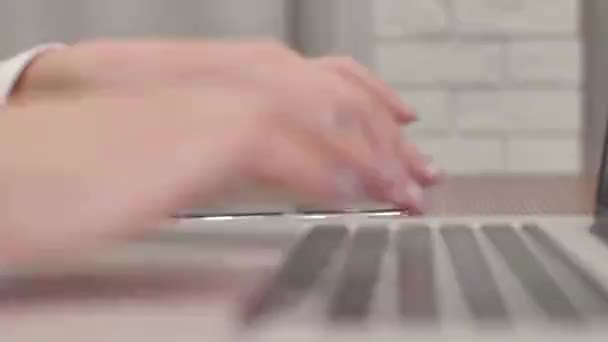 Zakenvrouw Werkt Tablet Computer Vrouwelijke Handen Type Laptop Toetsenbord Aanraken — Stockvideo