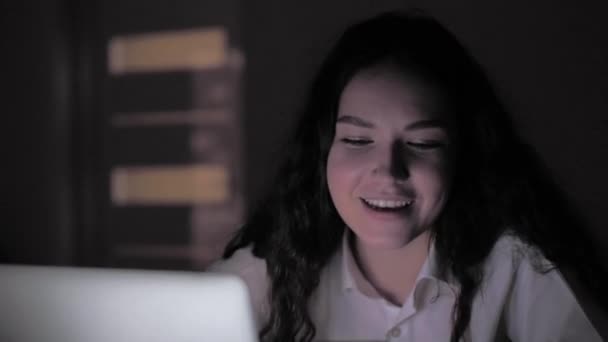 Überrascht Junge Frau Gesicht Blick Auf Laptop Bildschirm Lächelnde Schöne — Stockvideo