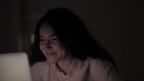 Έκπληκτη Νεαρή Γυναίκα Πρόσωπο Κοιτάζοντας Οθόνη Φορητού Υπολογιστή Χαμογελώντας Όμορφη — Αρχείο Βίντεο