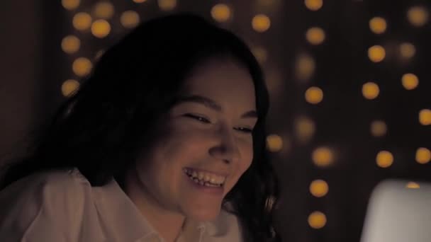 Sorprendida Cara Mujer Joven Mirando Pantalla Del Ordenador Portátil Sonriente — Vídeo de stock
