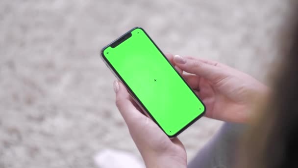 Mulher Usando Smartphone Assistindo Tela Verde Telefone Celular Internet Digital — Vídeo de Stock