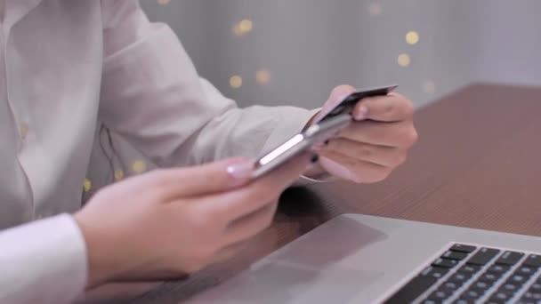黑发女郎坐在家里 用智能手机上的信用卡在网上付款 — 图库视频影像