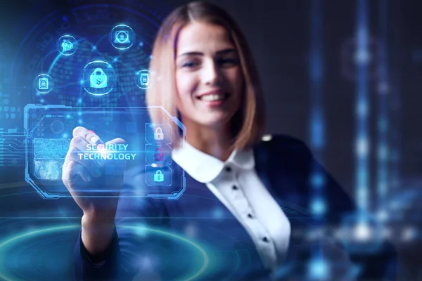 Negocios, tecnología, internet y concepto de networking. Joven empresario trabajando en la oficina, seleccione el icono Tecnología de seguridad en la pantalla virtual . — Foto de Stock