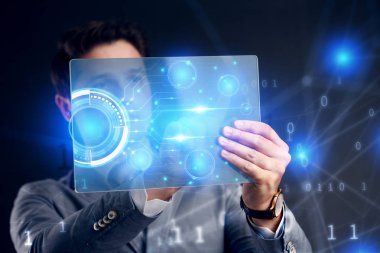 iş, teknoloji, internet ve ağ kavramı - işadamı basma düğmesi üzerinde sanal ekran bir kişiyle