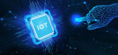Nesnelerin interneti - IOT konsepti. İşadamı IOT ürünleri ve çözümler sunuyor. Genç işadamı sanal ekranda IoT metin ile soyut çipi seçin.