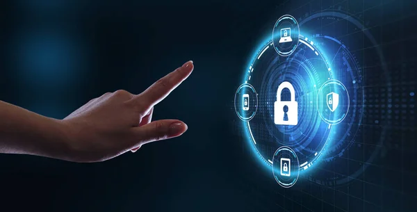 Seguridad cibernética protección de datos tecnología empresarial concepto de privacidad. Joven hombre de negocios seleccione el icono de seguridad en la pantalla virtual. — Foto de Stock