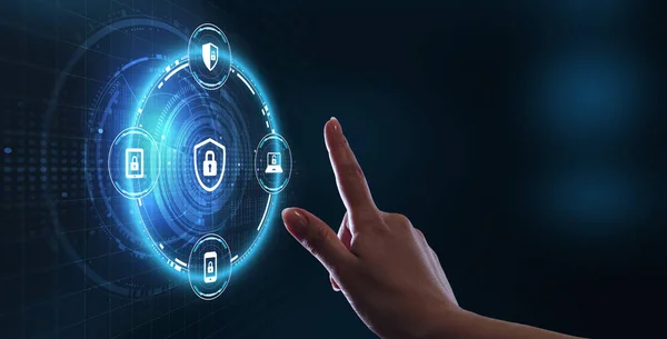 Seguridad cibernética protección de datos tecnología empresarial concepto de privacidad. Joven hombre de negocios seleccione el icono de seguridad en la pantalla virtual. — Foto de Stock