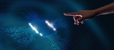 Nesnelerin interneti - çok fazla kavram. İş adamı bir sürü ürün ve çözüm sunar. Genç işadamı sanal ekrandaki soyut çipi seçer.                               