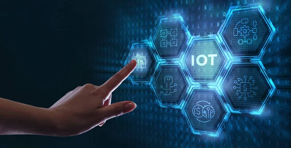 Nesnelerin interneti - IOT konsepti. İşadamı IOT ürünleri ve çözümler sunuyor. Genç işadamı sanal ekranda IoT metin ile soyut çipi seçin. — Stok fotoğraf