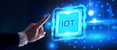Nesnelerin interneti - IOT konsepti. İşadamı IOT ürünleri ve çözümler sunuyor. Genç işadamı sanal ekranda IoT metin ile soyut çipi seçin