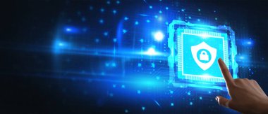 İş, teknoloji, internet ve ağ konsepti. Ofiste çalışan genç işadamı, sanal ekrandaki ikon güvenliğini seçin.