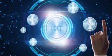 Nesnelerin interneti - IOT konsepti. İşadamı IOT ürünleri ve çözümler sunuyor. Genç işadamı sanal ekranda IoT metin ile soyut çipi seçin.     