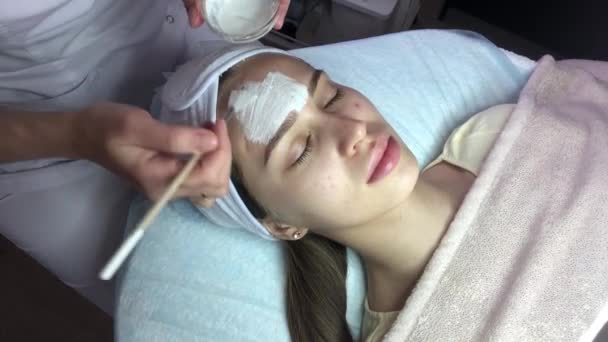 美容室で顔マスクの美しい女性 美容室で女性の顔に顔マスクを適用 — ストック動画