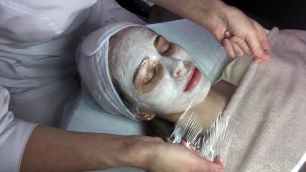 Beautiful Woman Facial Mask Beauty Salon Applying Facial Mask Woman — Stock Video