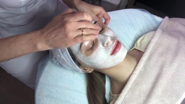 Mulher Bonita Com Máscara Facial Salão Beleza Aplicando Máscara Facial — Vídeo de Stock