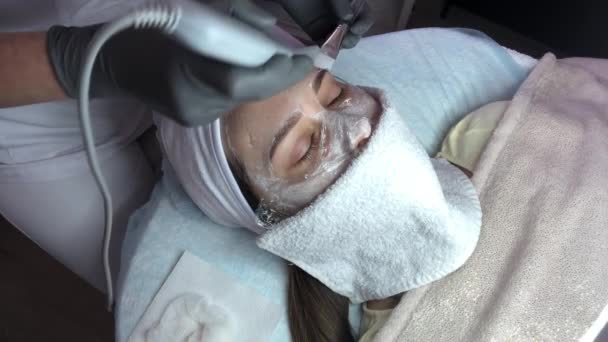 Ultrazvukové Škrábání Krásná Žena Dostává Ultrazvuk Kavitace Obličeje Peeling Čištění — Stock video