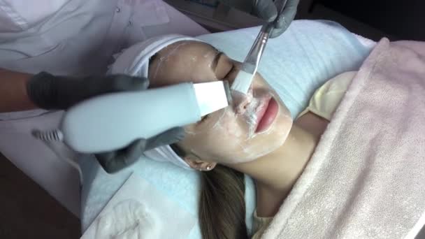 Raspagem Ultra Sônica Mulher Bonita Recebendo Ultra Som Cavitação Facial — Vídeo de Stock