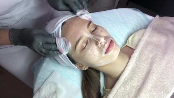 Koncepcja Kosmetyczki Kosmetolog Stosuje Balsam Wacikiem Twarz Kobiety Oczyszczanie Skóry — Wideo stockowe