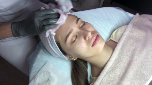 Das Konzept Einer Kosmetikerin Kosmetikerin Trägt Lotion Mit Wattestäbchen Auf — Stockvideo