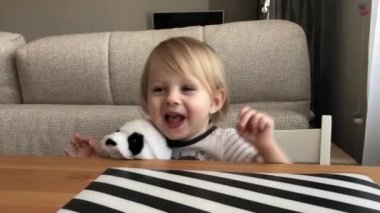 Yüz portresi yakın plan. Güzel çocuk kameraya bakıyor ve gülümsüyor. Pozitif çocuk. Kameraya bakıp gülümseyen komik küçük kız. Küçük bir çocuğun duyguları..