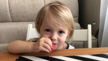 Greyfurt yiyen sağlıklı bir bebek. Çocuklar için sağlıklı yiyecekler. Küçük bir çocuğun duyguları..