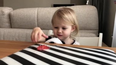 Greyfurt yiyen sağlıklı bir bebek. Çocuklar için sağlıklı yiyecekler. Küçük bir çocuğun duyguları..