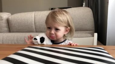 Ağlamayan beyaz bir kızın portresi. Gerçek insani duygular. Çocuklar gözyaşlarından sırılsıklam oldular.