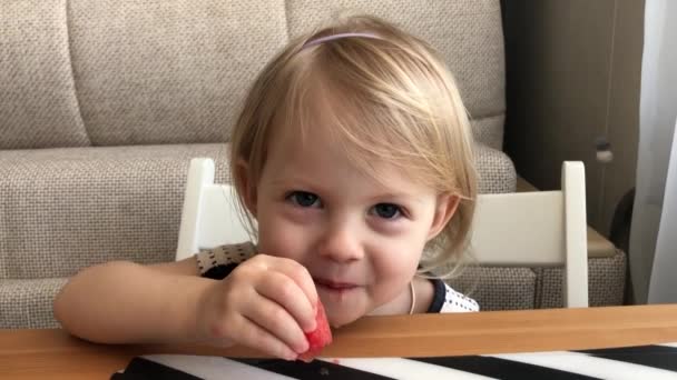 Zdrowe Dziecko Jedzące Grejpfruty Zdrowe Jedzenie Dla Dzieci Emocje Małego — Wideo stockowe