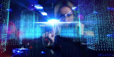 İş, teknoloji, internet ve ağ konsepti. Ofiste çalışan genç işadamı, sanal ekrandaki simgeyi seçin.