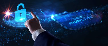 İş, teknoloji, internet ve ağ konsepti. Ofiste çalışan genç işadamı, sanal ekrandaki ikon güvenliğini seçin. Veri koruması 