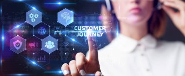 İş, teknoloji, internet ve ağ konsepti. Ofiste dizüstü bilgisayarı üzerinde çalışan genç işadamı, sanal ekrandan ikon müşteri seyahatini seçin.