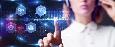 İş, Teknoloji, İnternet ve ağ konsepti. Geleceğin tableti üzerinde çalışan genç işadamı, sanal ekranı seçin: Çözümler