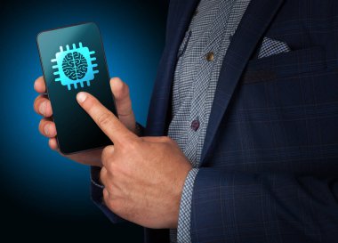 Nesnelerin interneti - IOT konsepti. İşadamı IOT ürünleri ve çözümler sunuyor. Genç işadamı sanal ekranda IoT metin ile soyut çipi seçin.