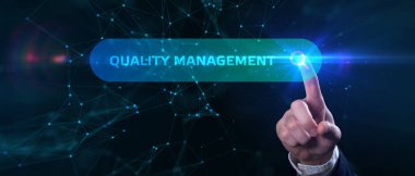 Sanal ekranlarda kaliteli yönetim düğmesine basan bir iş adamı. İş, Teknoloji, İnternet ve ağ kavramı.