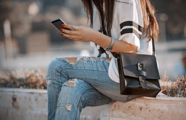 Telefonunuzda bir iletiyi okumayı kız